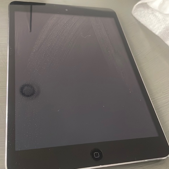 Apple iPad mini 7.9in WiFi 16GB iOS 6 Tablet free charger included - Picture 2 of 7